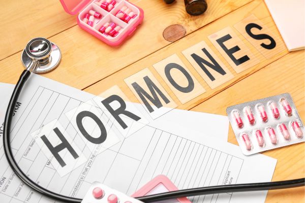 Hormones et cheveux : quel impact sur la pousse ?
